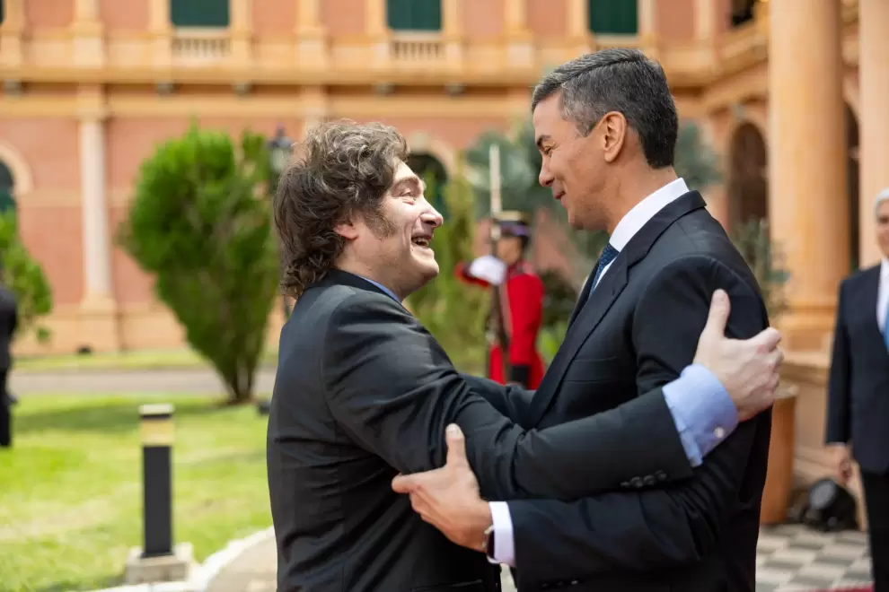 Saludos entre Javier Milei y Santiago Pe�a en Palacio de Gobierno.