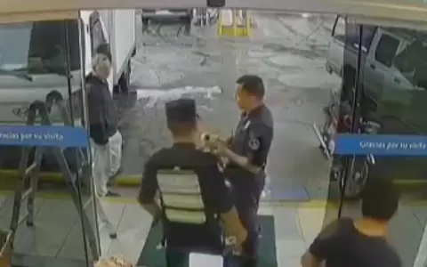 Circuito cerrado del momento de la entrega de los G. 53 millones para que fuera guardado.