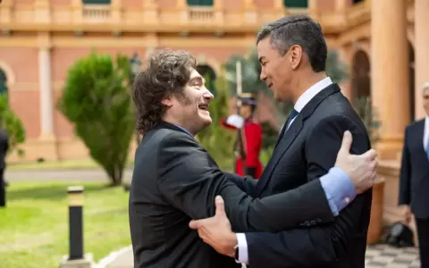 Javier Milei saludando a Santiago Pe�a tras una visita expr�s a Paraguay.