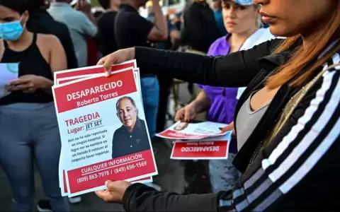 Una mujer sostiene un afiche de un familiar desaparecido en el derrumbe de la discoteca Jet Set, en Santo Domingo, Rep�blica Dominicana.