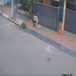 Con un cuchillo al cuello asaltan a estudiante en Lambar�