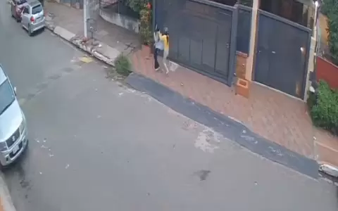 Momento en que le ponen cuchillo al cuello de la estudiante para quitarle su mochila y celular.