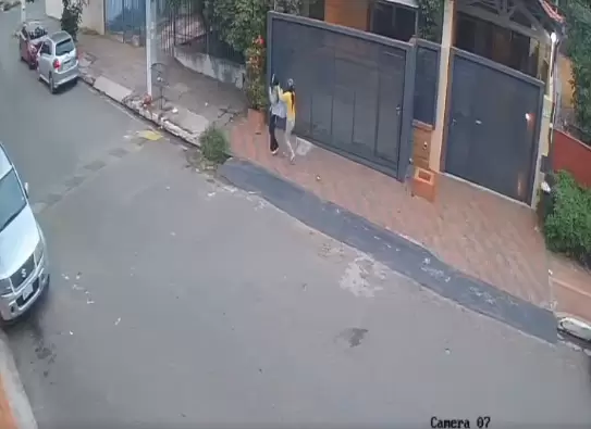 Momento en que le ponen cuchillo al cuello de la estudiante para quitarle su mochila y celular.