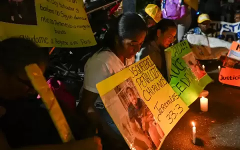 Familiares de migrantes venezolanos deportados de EE. UU. a una prisi�n de m�xima seguridad en El Salvador asisten a una vigilia.
