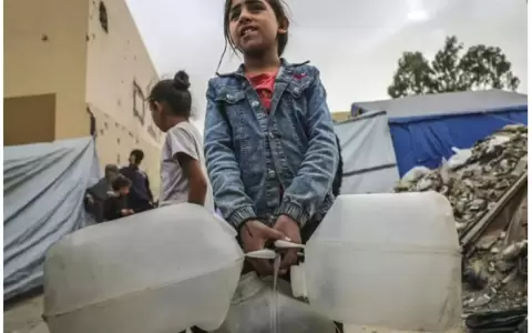 Ni�a desplazada en la ciudad de Gaza.