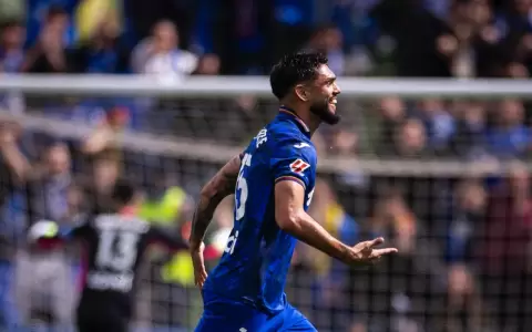 Omar Alderete anota otro gol de cabeza
