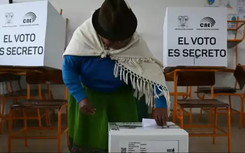 Una ind�gena kichwa kayambi ejerce su voto en Cangahua, provincia de Pichincha (13.04.2025).