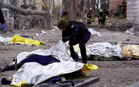 Un polic�a ucraniana cubre con mantas los cad�veres de los muertos ocasionados por el bombardeo ruso en Sumy.