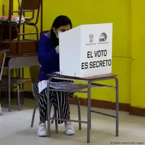 Inicia escrutinio para conocer nuevo presidente en Ecuador