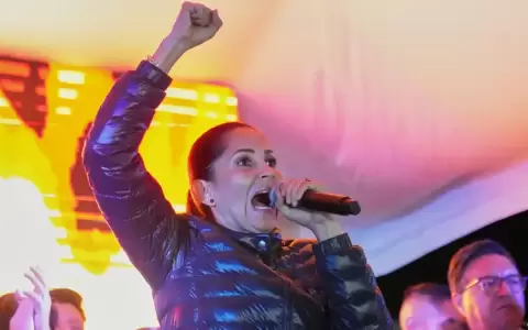 Mar�a Luisa Gonz�lez se dirige a sus seguidores mientras Noboa se alza con la victoria.