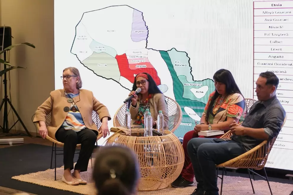 Marilin Rehnfeldt y representantes de los pueblos ind�genas del Paraguay.