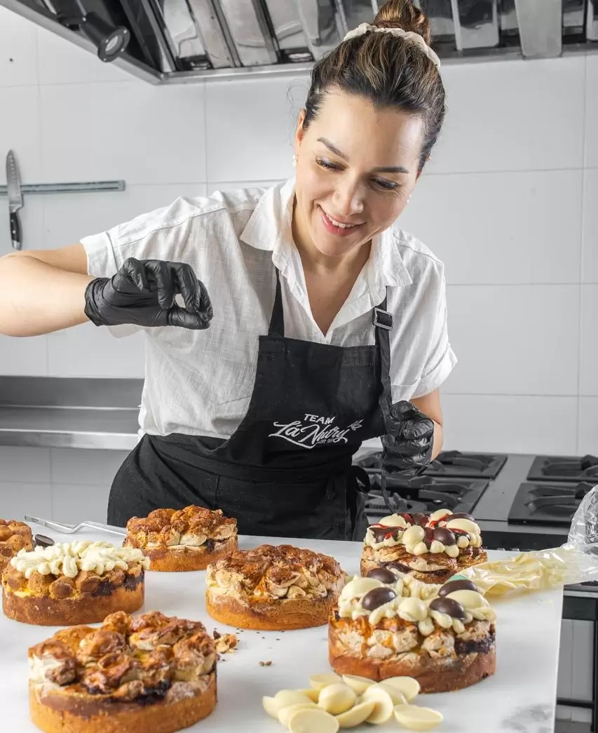 Silvia Cabello Talavera, Chef ejecutiva y Nutricionista, preparando roscas de pascuas.