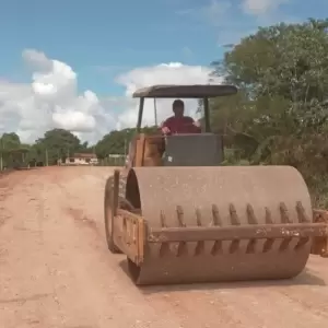Mejoran caminos vecinales en Ta�arandy en preparaci�n para Semana Santa