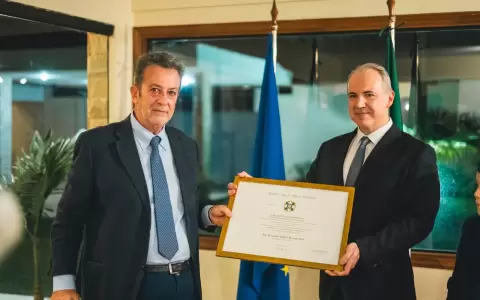 El embajador italiano Marcelo Fondi hizo entrega de la distinci�n al doctor Fernando Beconi.