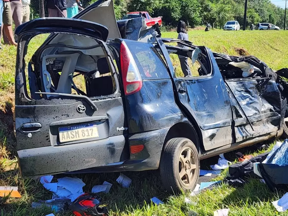 De esta forma qued� el funcargo azul que transportaba tres personas, dos murieron.