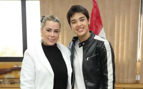 La senadora colorada Lizarella Valiente y la cantante Ayel�n Alfonso.