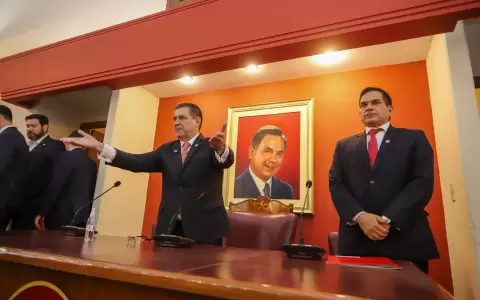 Horacio Cartes en sesi�n de la Junta.