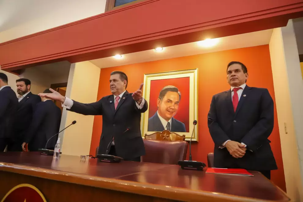 Horacio Cartes en sesión de la Junta.