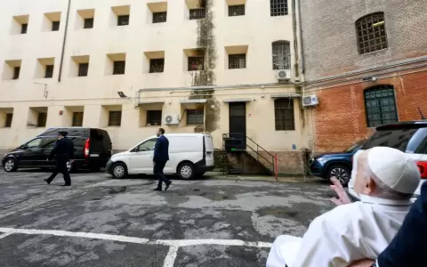 El papa llega al reclusorio para conmemorar el Jueves Santo.