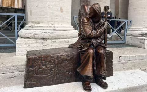 Paul Schmalz, "Be Welcoming", escultura de bronce.