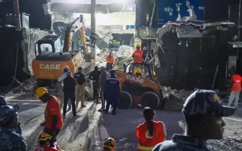 El techo de la discoteca se derrumb� la madrugada del 8 de abril, durante el concierto del popular cantante de merengue Rubby P�rez.