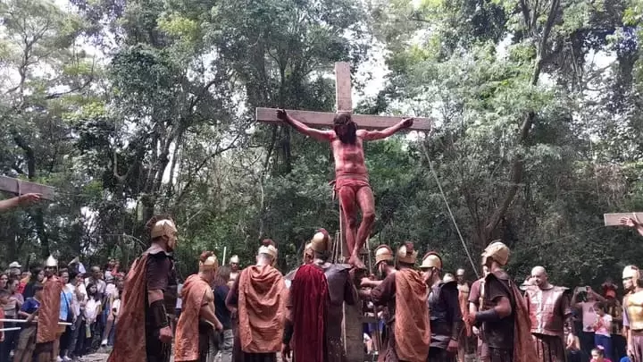 La actividad religiosa juntó a unas 10.000 personas.
