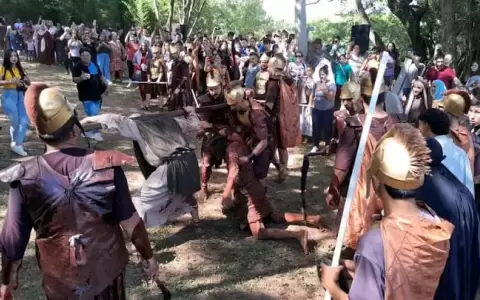 Emocionante v�a crusis  realista en Atyr�.