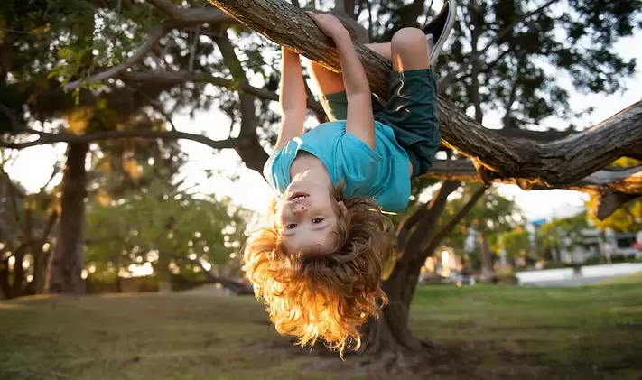 Niño jugando al aire libre.