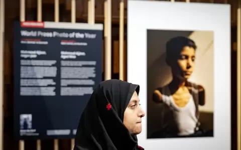La fot�grafa palestina Samar Abu Elouf posa ante su fotograf�a.