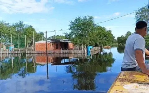 Familias dejan sus casas en Toro Pampa por las inundaciones.
