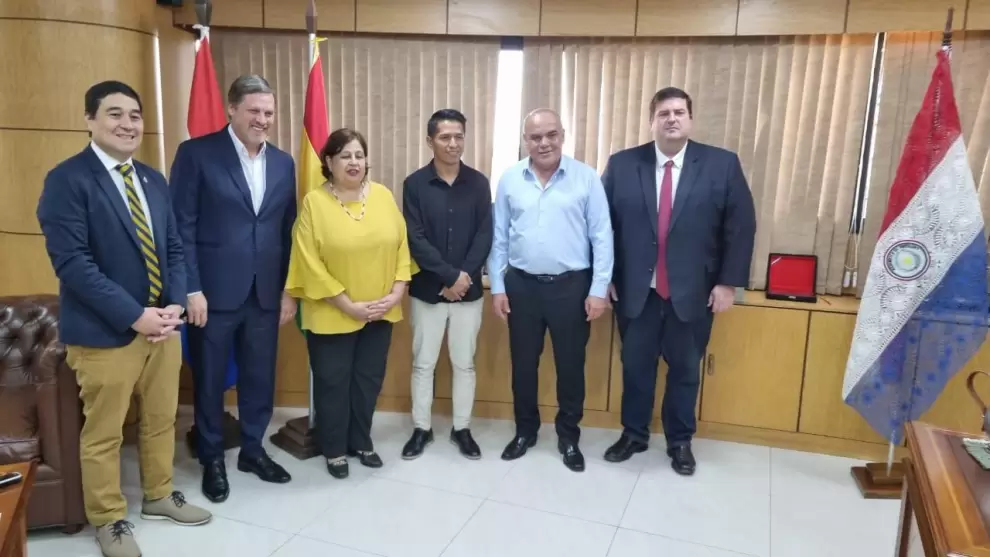 Legisladores paraguayos con su par de Bolivia.