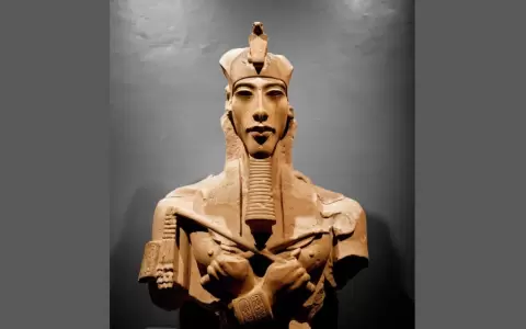 Escultura del fara�n Akenat�n