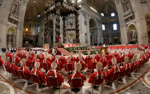 Tras la muerte o renuncia de un papa, la Iglesia convoca al "c�nclave".