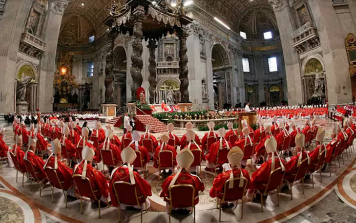 Tras la muerte o renuncia de un papa, la Iglesia convoca al "c�nclave".