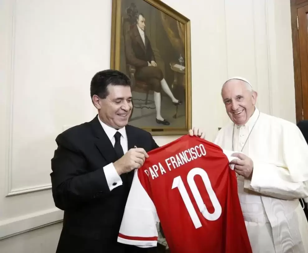 Horacio Cartes y el Papa Francisco.