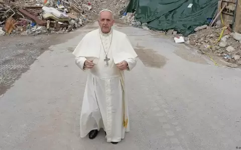 Francisco rezando entre las ruinas causadas por un terremoto en Amatrice, Italia. Octubre de 2016.