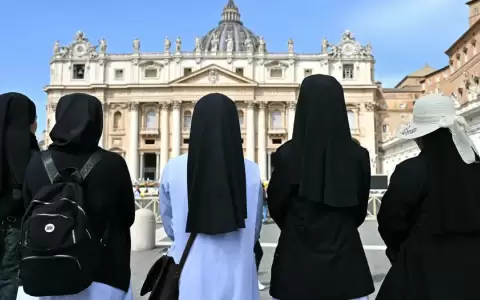 Un grupo de religiosas en la Plaza de San Pedro tras conocerse la noticia de la muerte de Francisco.