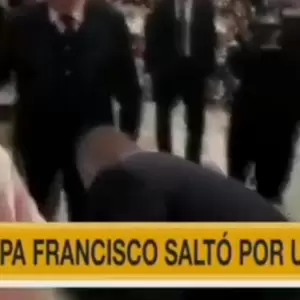 El día en que el papa se levantó de su silla de ruedas por dos chipas