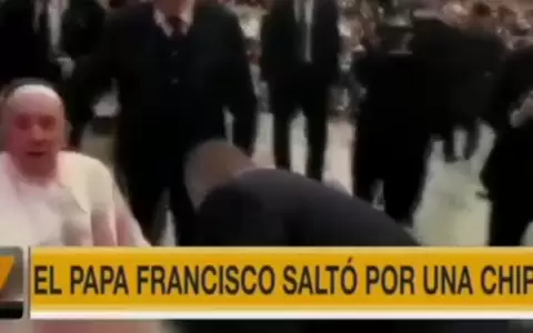 El papa en su silla de ruedas antes de pararse y caminar para traer dos chipas.