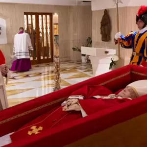 El f�retro del papa Francisco yace en Santa Marta