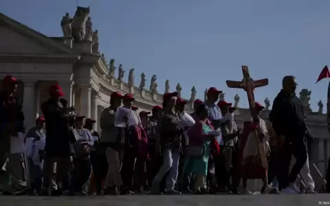 Cientos de peregrinos comenzaron a llegar desde el lunes a la Plaza de San Pedro, apenas se conoci� la noticia del deceso del pont�fice Francisco.