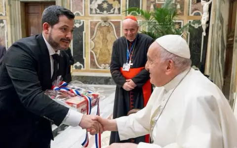 El diputado Ra�l Latorre conoci� al papa Francisco.