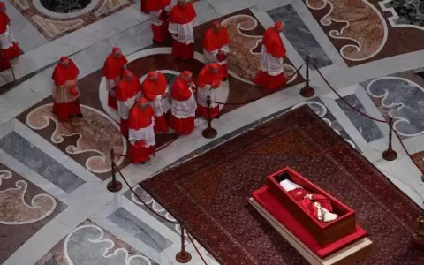 El f�retro del papa Francisco fue colocado en la Bas�lica de San Pedro.