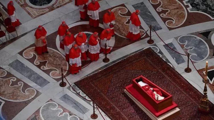 El f�retro del Papa Francisco fue colocado en la Bas�lica de San Pedro.