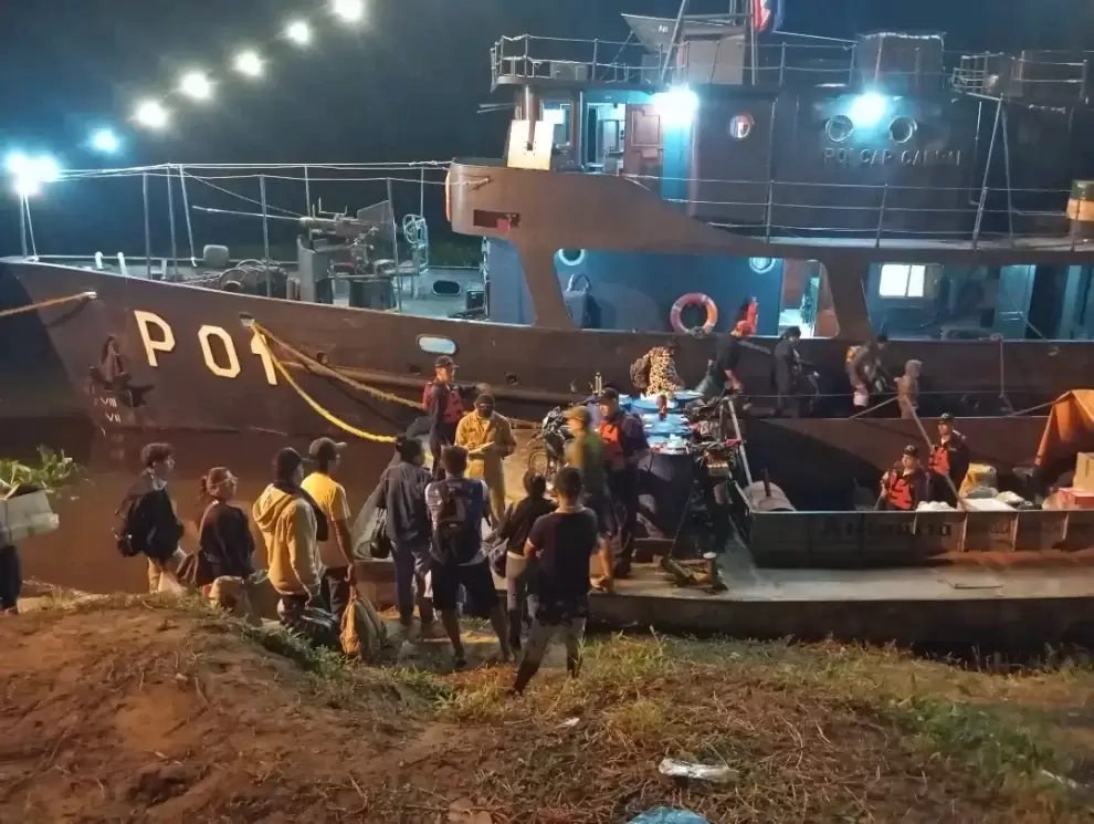 El buque patrullero lleva asistencia a Bah�a Negra.