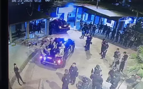 Momento en que se aprestaban para ingresar al pabell�n que domina el PCC.