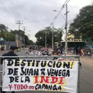 Unos 300 ind�genas bloquean avenida Artigas