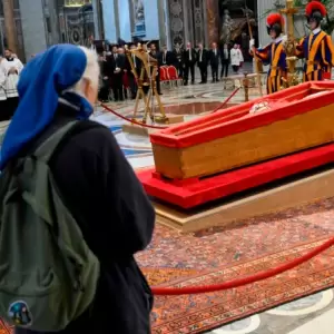 �Qui�n es la mujer que logr� saltar el protocolo para despedir a su amigo, el papa Francisco?