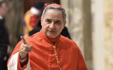 El cardenal italiano Giovanni Angelo Becciu (76) fue condenado a cinco a�os y medio de c�rcel por fraude fiscal en 2023,