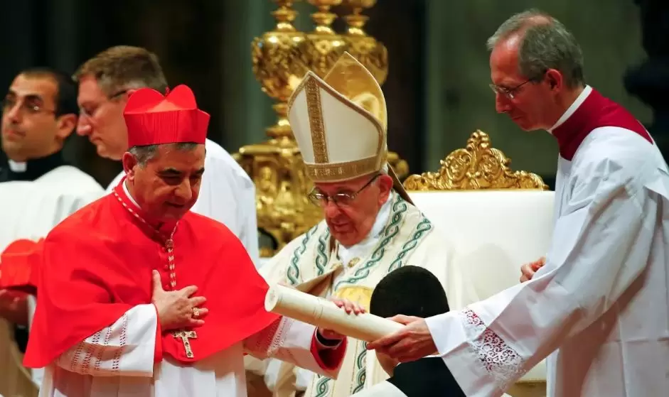 El cardenal Giovanni Angelo Becciu (izquierda) fotografiado en la Basílica de San Pedro en el Vaticano, en junio de 2018.